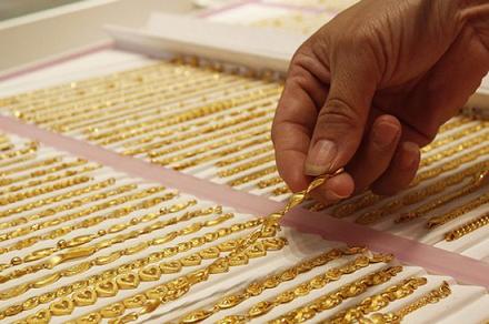 Giá vàng trên thị trường thế giới trượt sâu