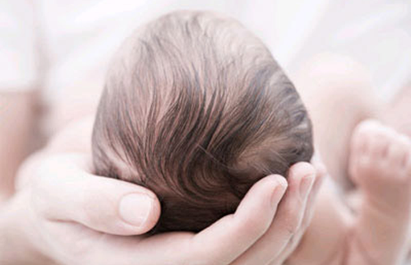 Lưu ý phần thóp đầu của trẻ sơ sinh dưới 3 tháng tuổi