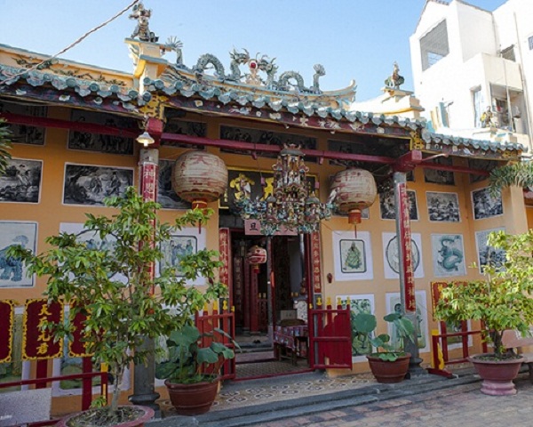Dừng chân tham quan chùa Ông Phụng Phú Quốc khi đi du lịch