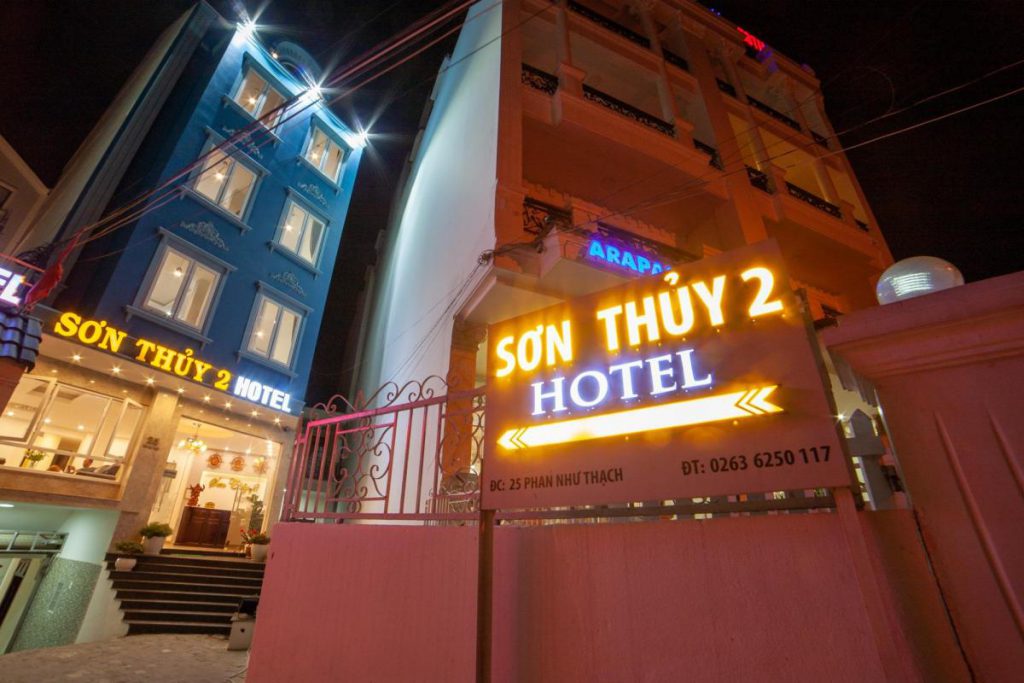cong vao khach san son thuy 2 khach san Da Lat trung tam gia re 1024x683 - Top 10 khách sạn Đà Lạt trung tâm giá rẻ