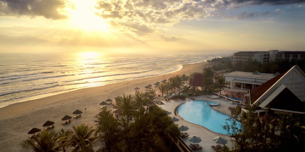 Centara Sandy Beach Resort Danang tho mong ben bo bien 1024x513 - Top 10 resort sang trọng ở Đà Nẵng