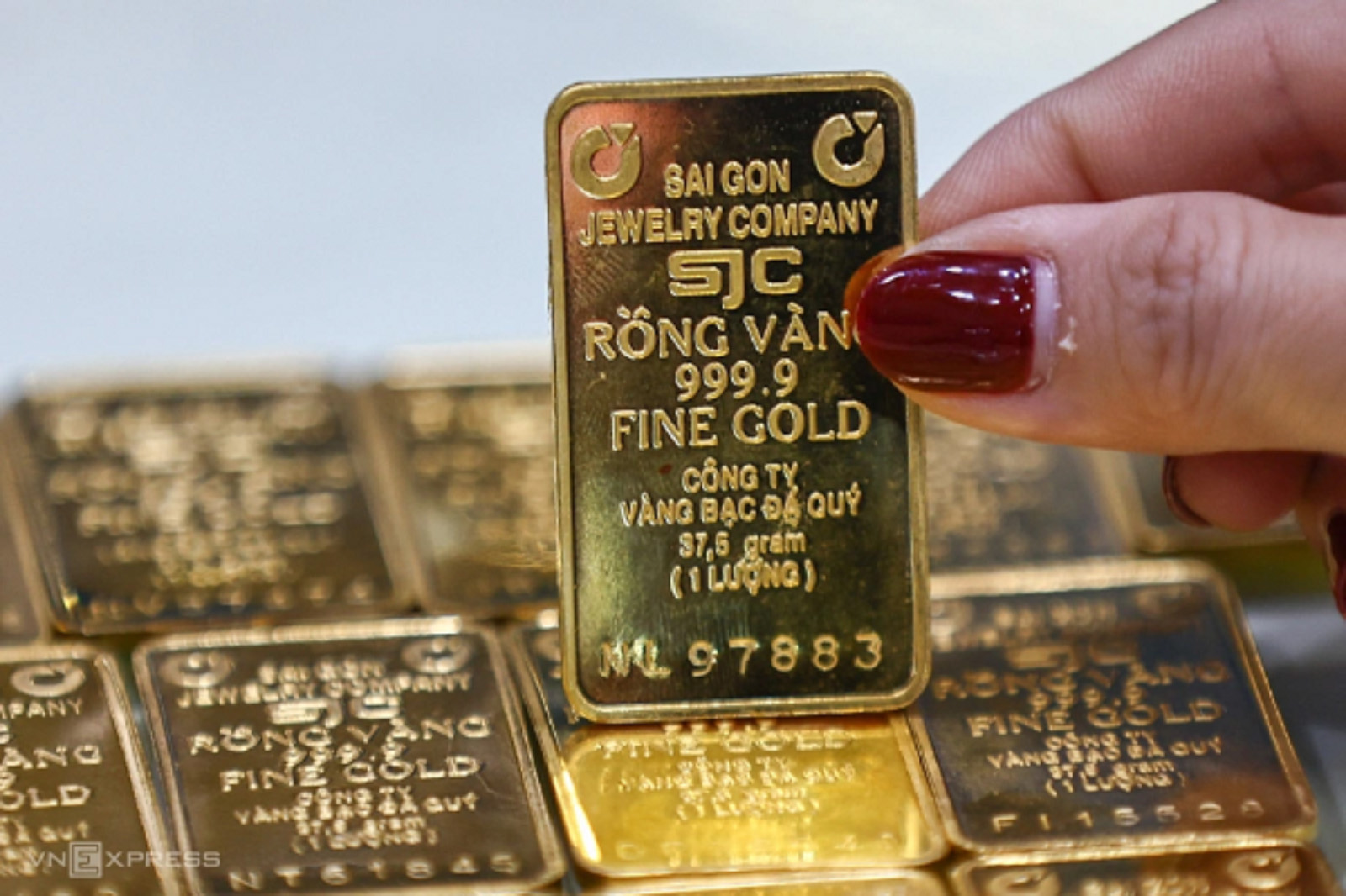 Giá Vàng Trong Nước Hôm Nay 4/10: Neo ở 135,8 – 137,8 triệu đồng/lượng, người dân giữ vàng thay vì bán